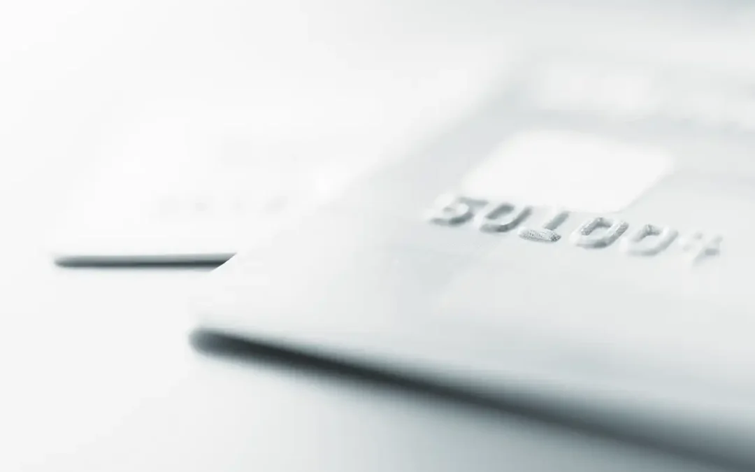 Tarjetas Revolving. Dos tarjetas en primer plano difuminadas sobbre fondo blanco