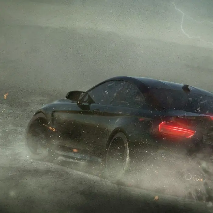 Coche derrapando en una tormenta