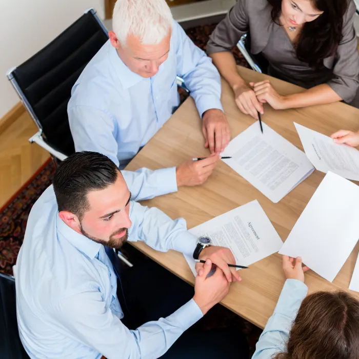 Personas reunidas mostrando un acuerdo