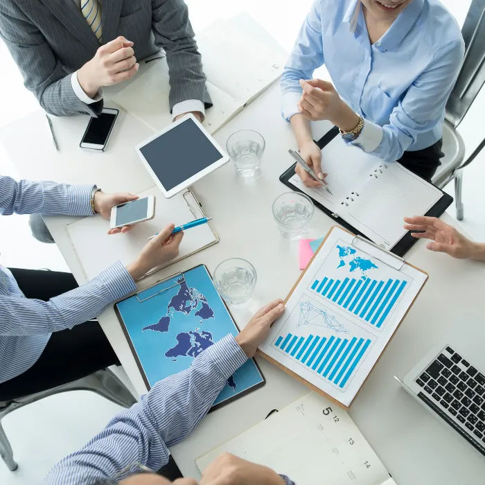 Personas reunidas mostrando expansión de empresa