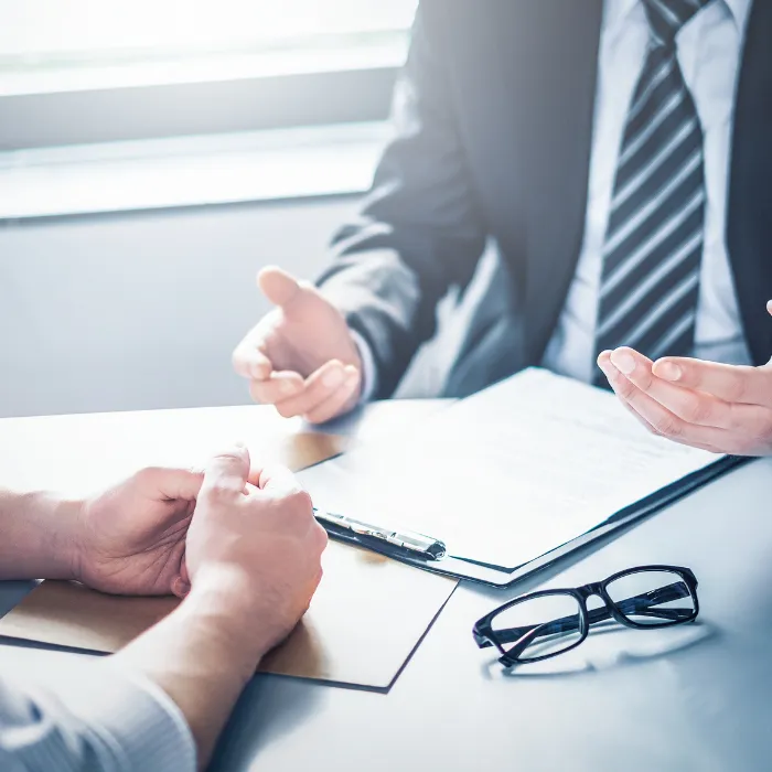 Profesional mostrando documento a cliente