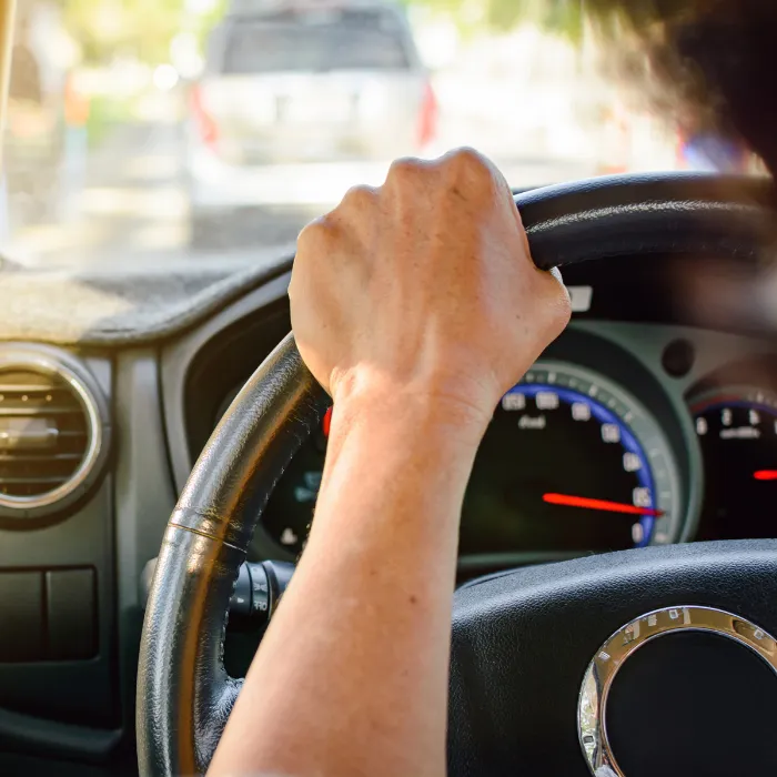 Persona conduciendo un coche