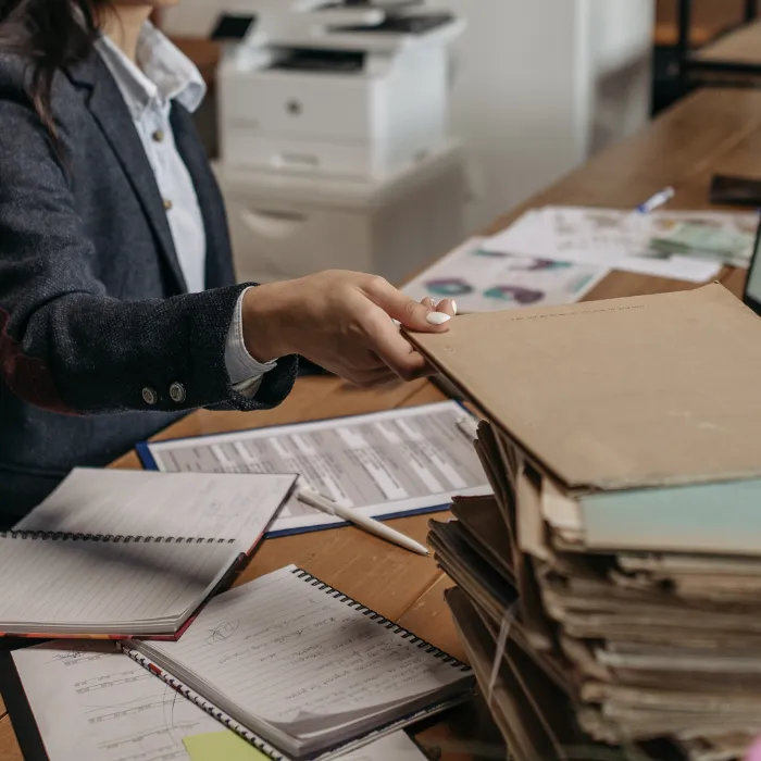 Persona gestionadno varios documentos