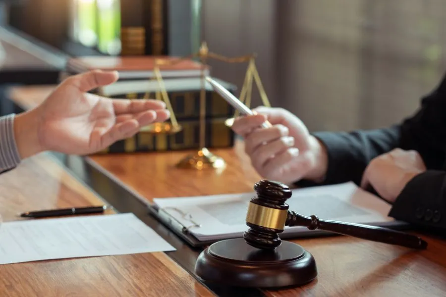 abogados especialistas en consumo asesorando a cliente sobre reclamación legal