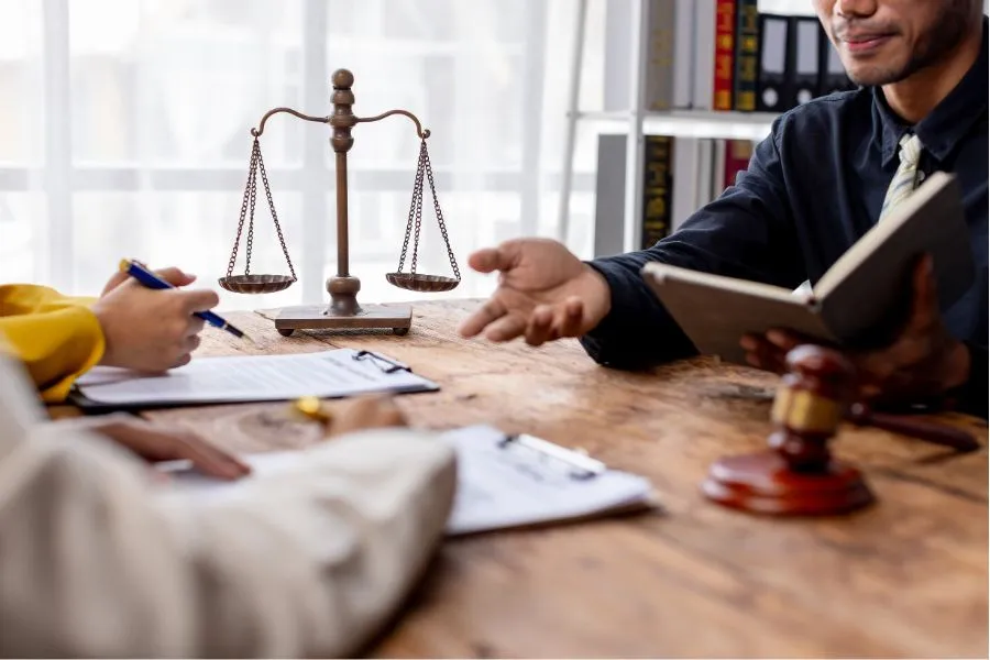 abogados expertos en derecho bancario asesorando a cliente en despacho