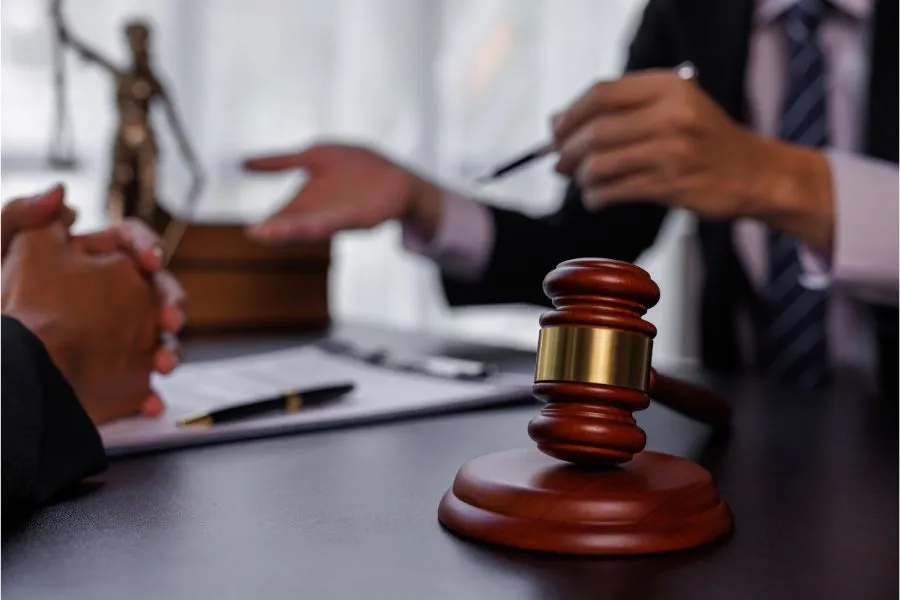 abogados penalistas cerca de mi en Madrid asesorando a cliente en despacho