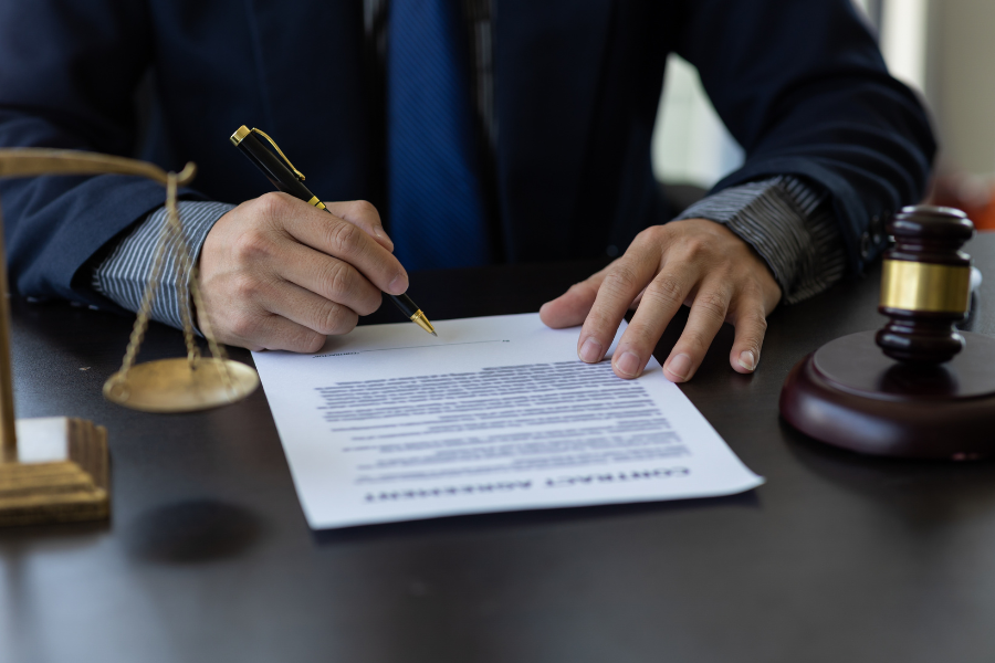 cuánto cuesta un abogado penalista en Madrid firma de documentos legales